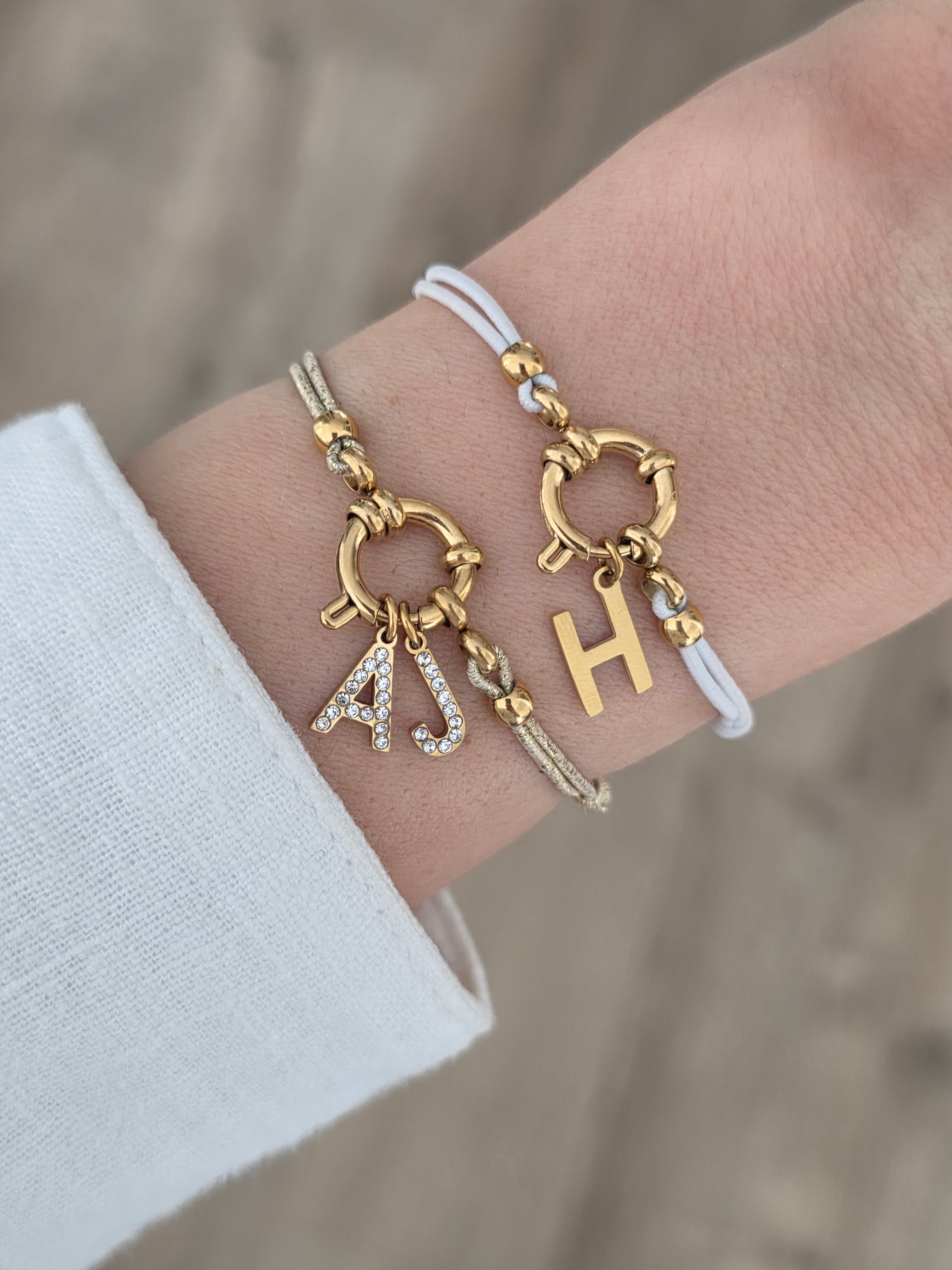 Phoebe • Bracelet breloque lettre en  acier inoxydable